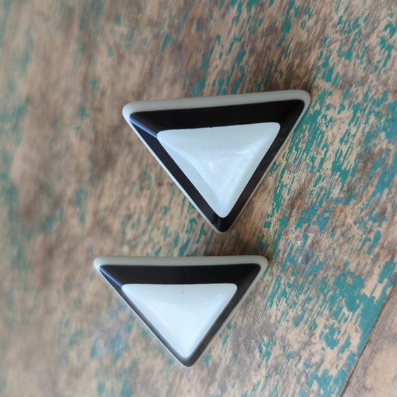 Vintage Black & White Pearlized Lucite Triangle Pyramid Post Earrings - Picture 4 of 7